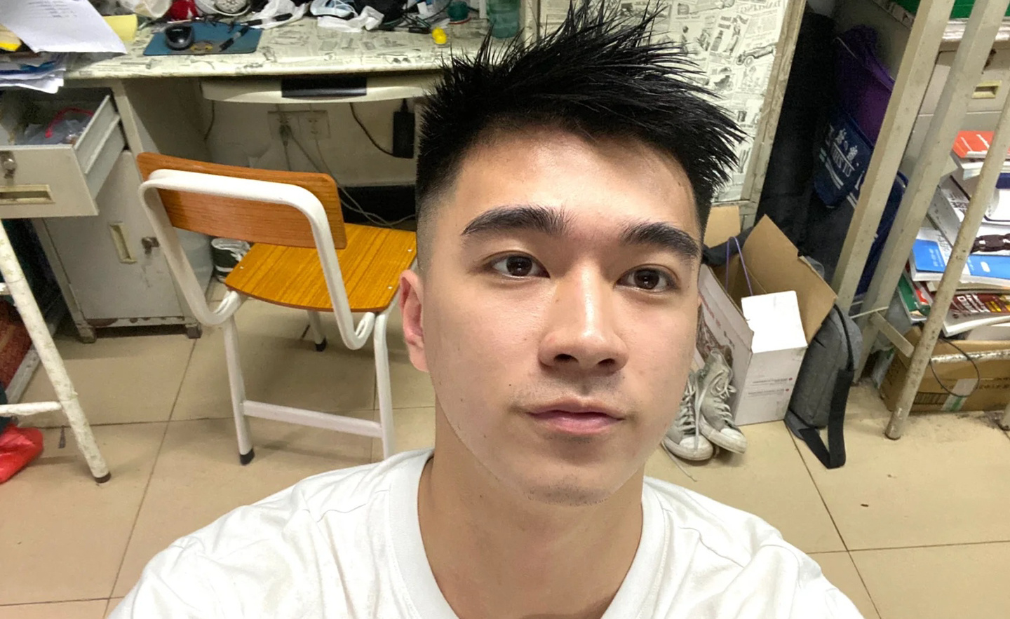 浓眉大眼的男生真的很帅.侧颜,长长的睫毛,看的人心都化了.