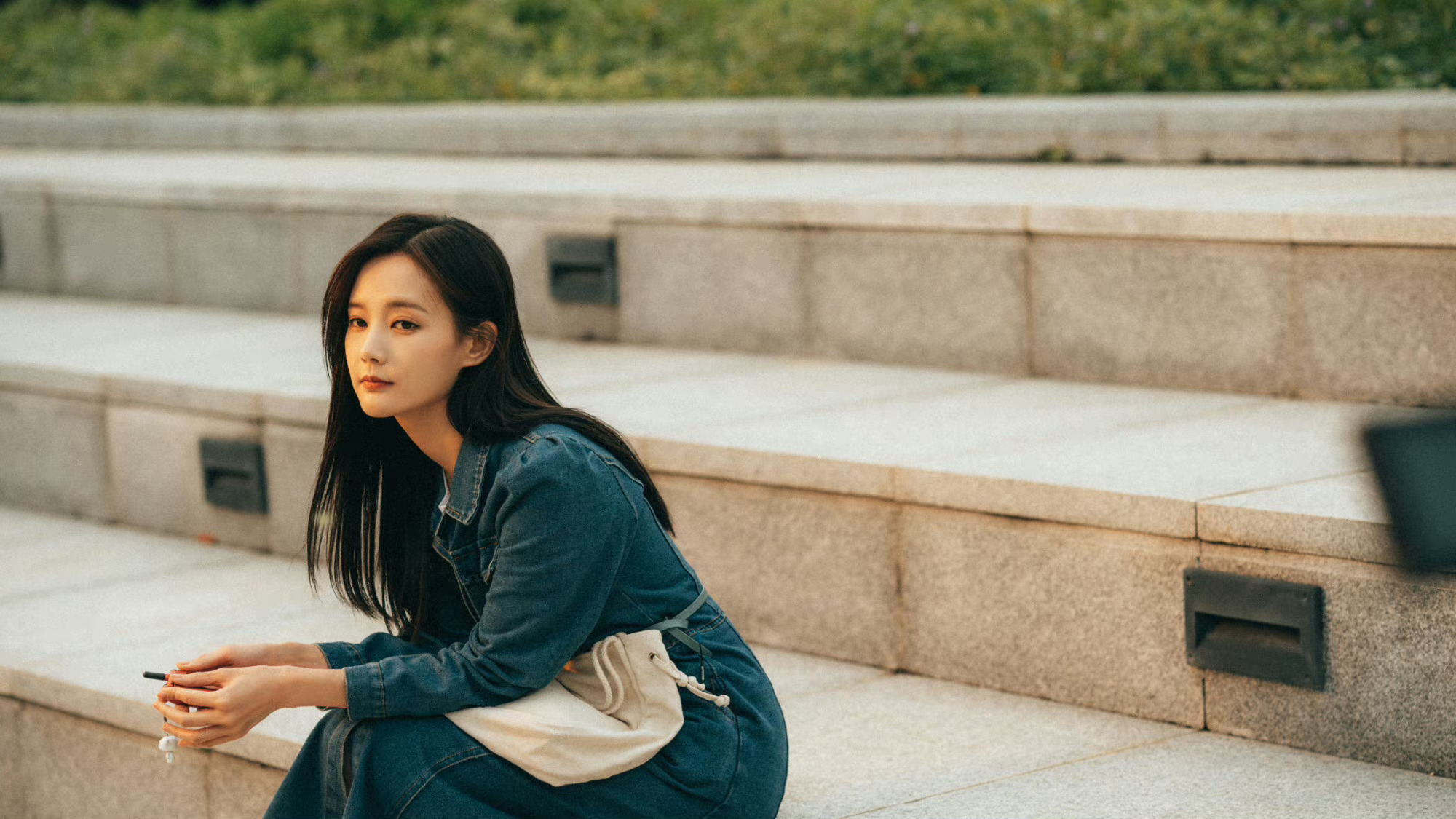 李一桐的二月行程图送达～ 本月均在剧组拍戏,认真工作的演员桐__财经