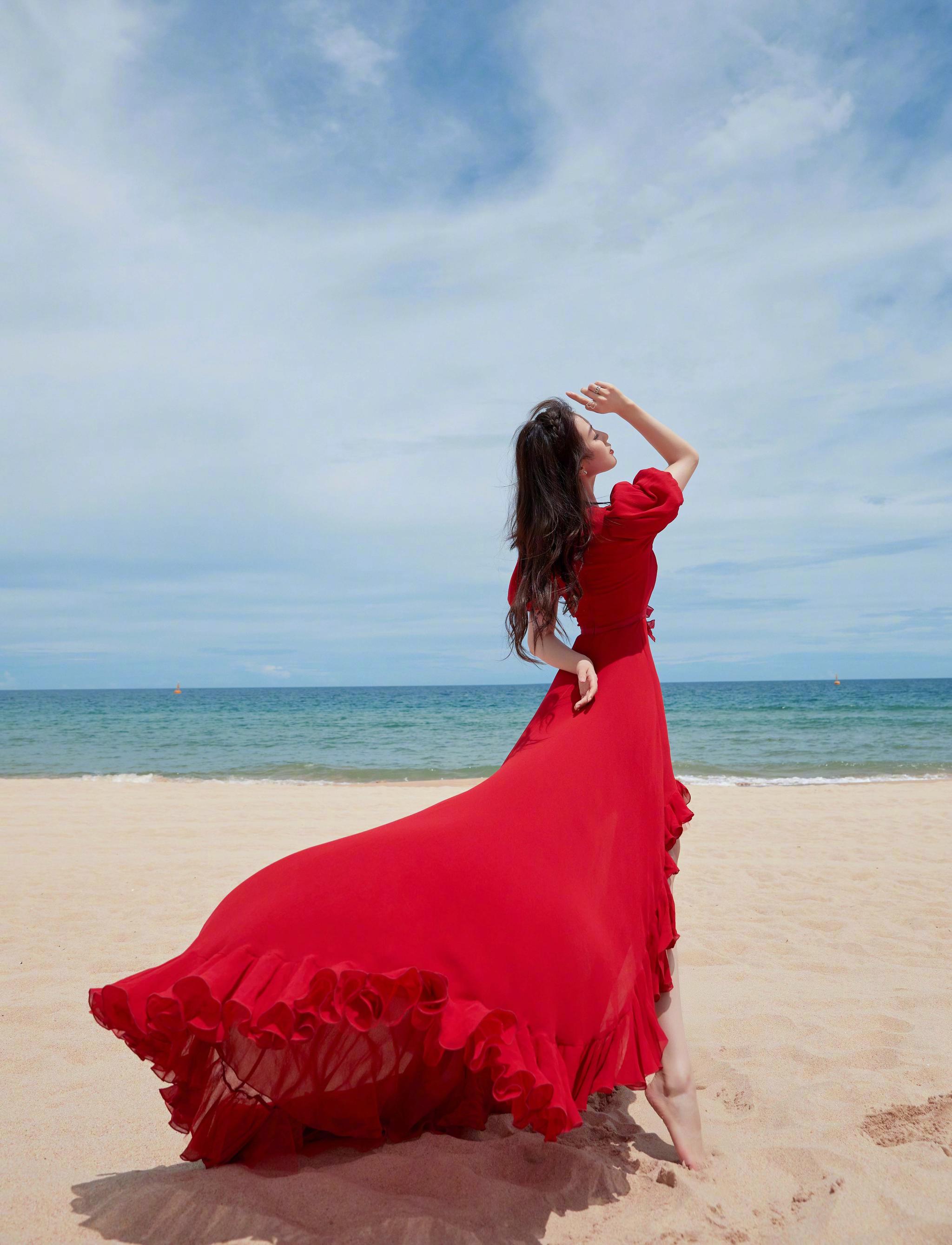 今日品牌活动造型碧海蓝天红裙衬美人明媚又优雅