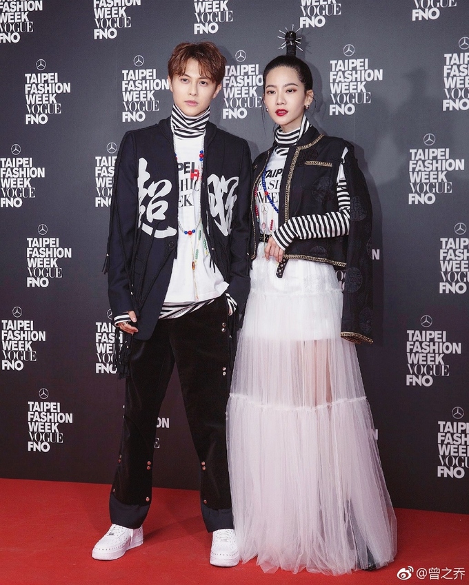 辰亦儒老婆曾之乔看秀,穿叠加裤装时尚前卫,可惜满面油光显油腻