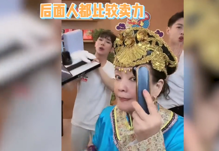 葛斯齐起诉张兰开庭,结果人家压根就没去,忙着扮格格直播卖货呢|张兰|汪小菲|葛斯齐_新浪新闻