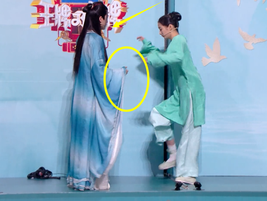 关晓彤被绊倒差点摔宋亚轩身上他下意识反应亮了没让女粉失望