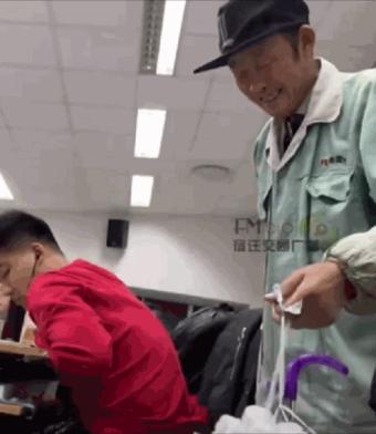 “上岸”地铁站火了，这届考研人为“求上岸”能有多拼？休闲区蓝鸢梦想 - Www.slyday.coM