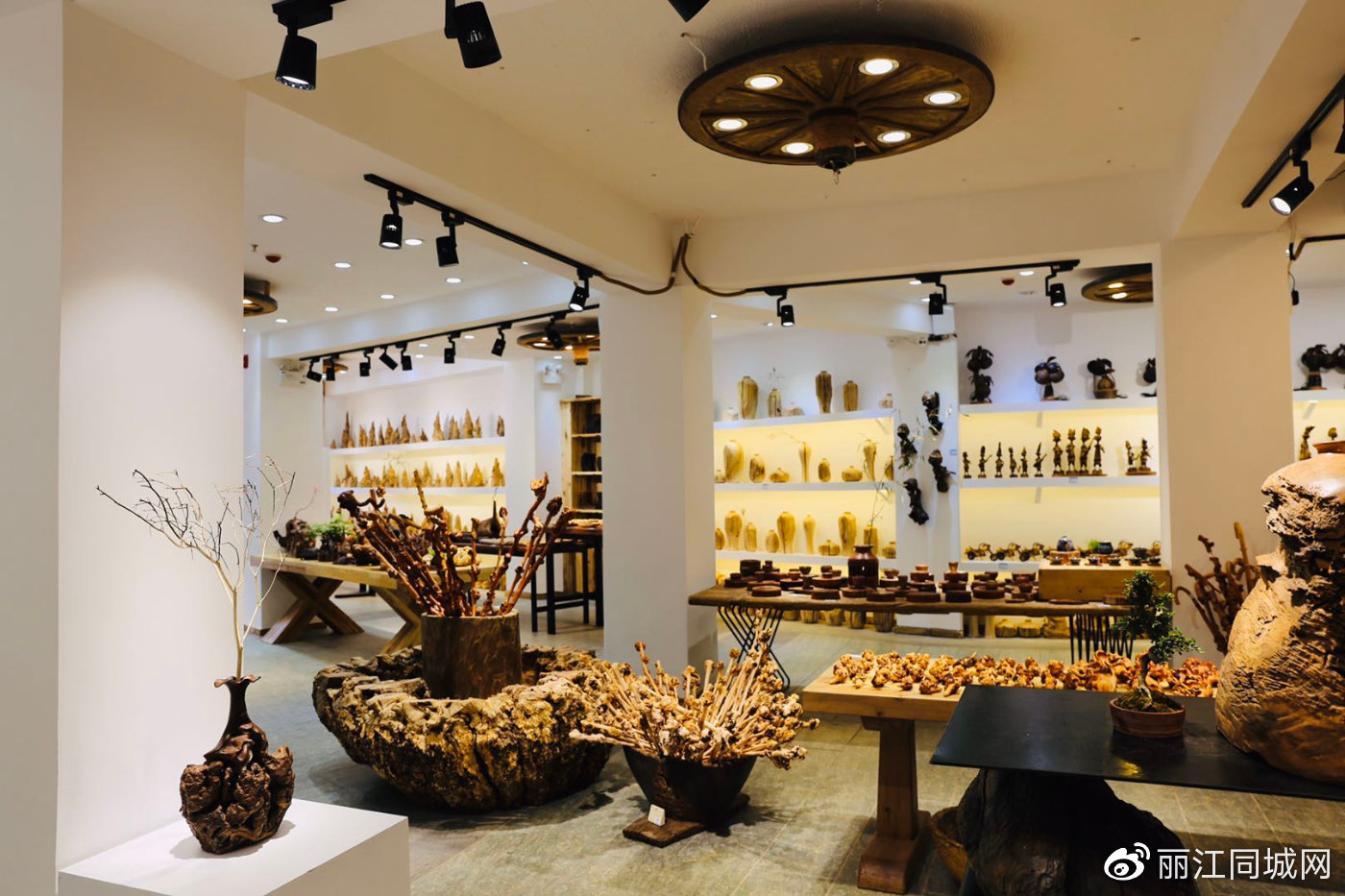 走进"木渣",映入眼帘的便是各种木制工艺品.