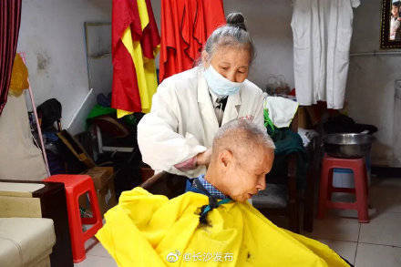 长沙69岁老人开了家3元理发店 17年来不涨价休闲区蓝鸢梦想 - Www.slyday.coM