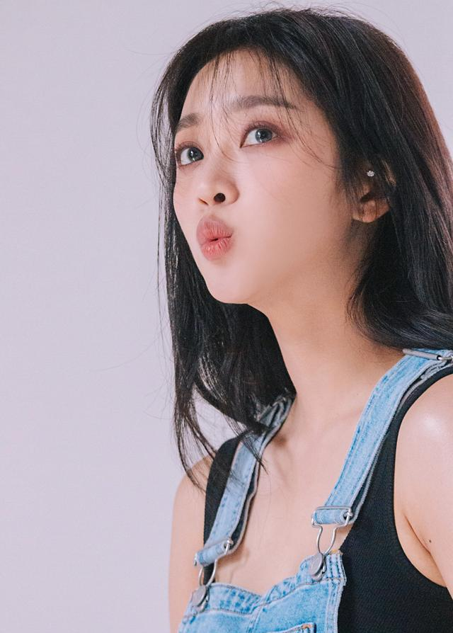 赵宝儿杂志拍摄花絮释出黑背心搭牛仔背带裤帅气洒脱