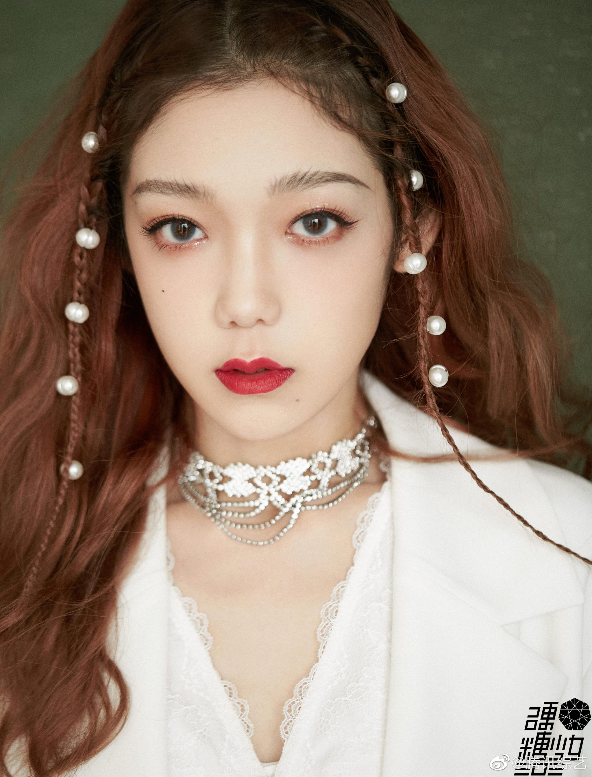 珍珠编发典雅又少女,银色双层choker增加整体造型层次感