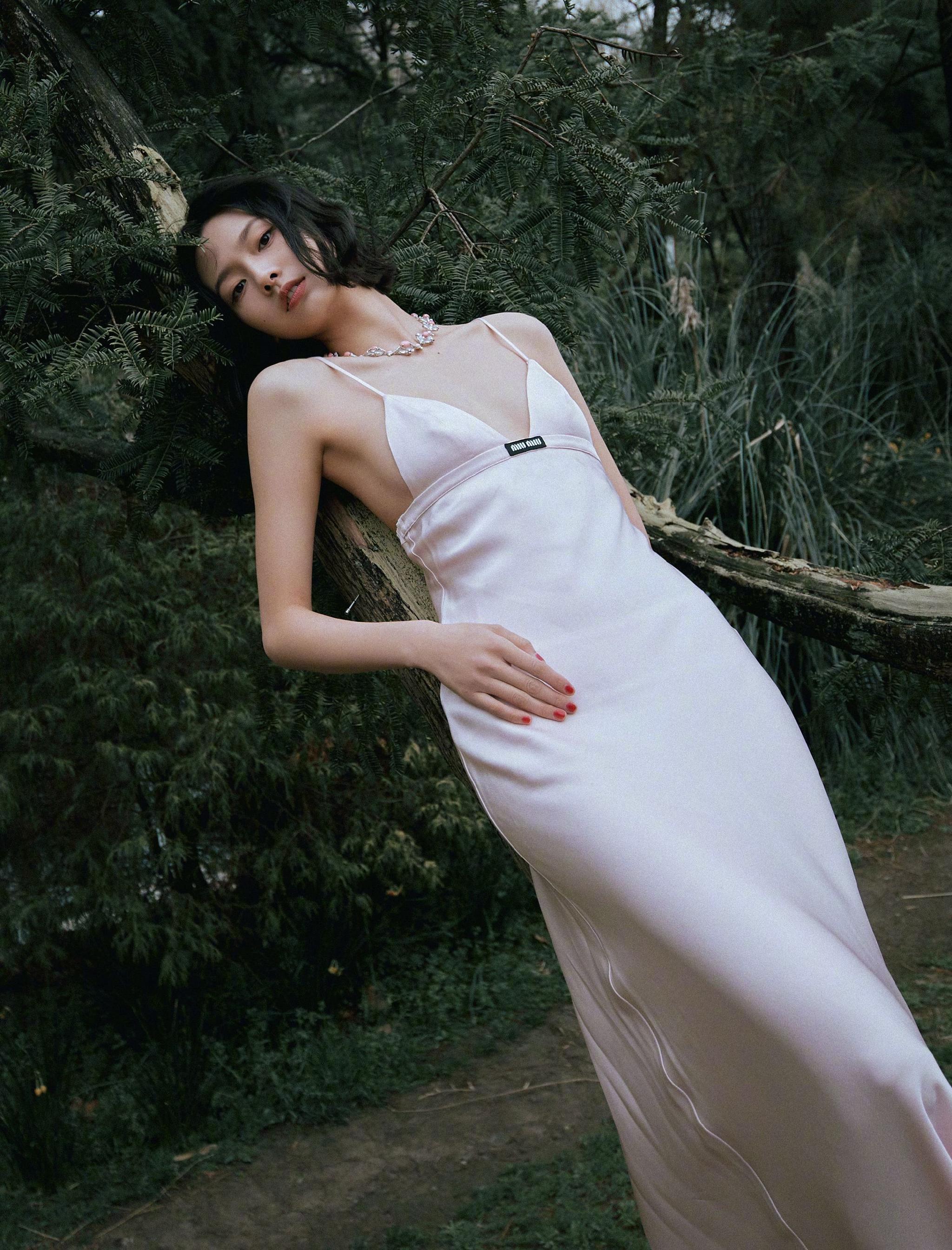 00后超模@赵佳丽 红毯出发硬照来袭,粉色长裙气质绝佳