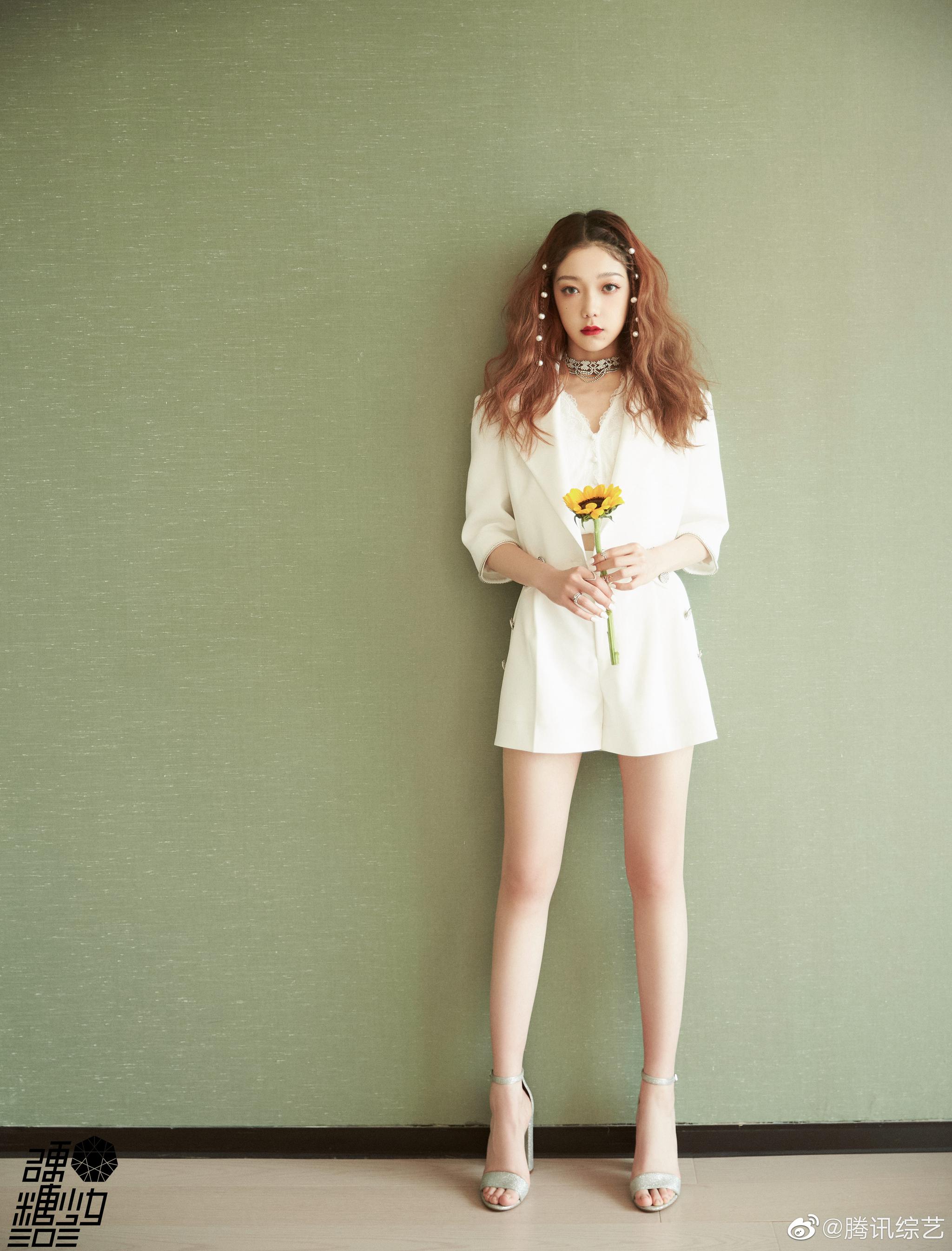 增加整体造型层次感…………|希林娜依高|硬糖少女|choker_新浪新闻