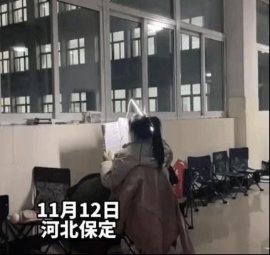 “上岸”地铁站火了，这届考研人为“求上岸”能有多拼？休闲区蓝鸢梦想 - Www.slyday.coM