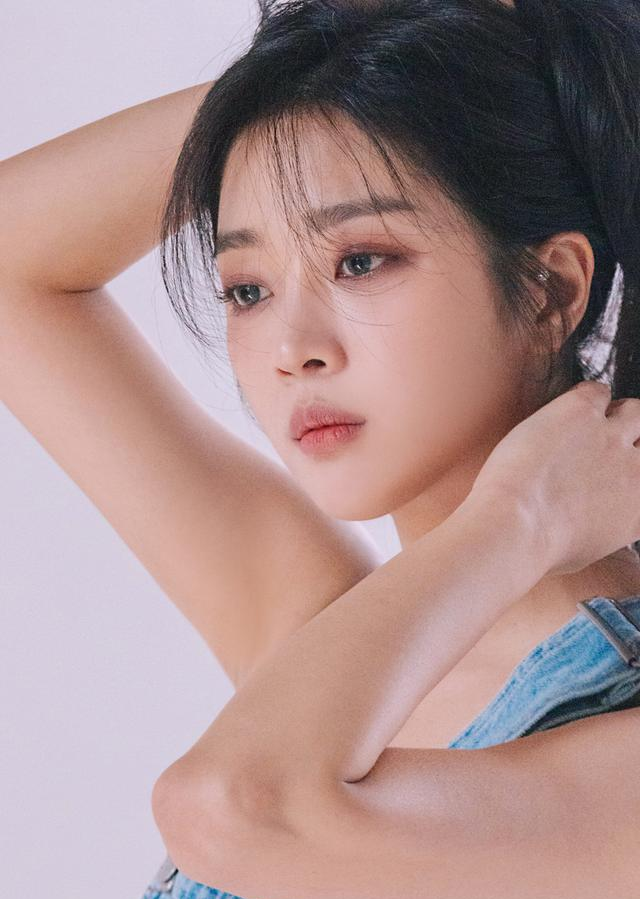 赵宝儿杂志拍摄花絮释出黑背心搭牛仔背带裤帅气洒脱