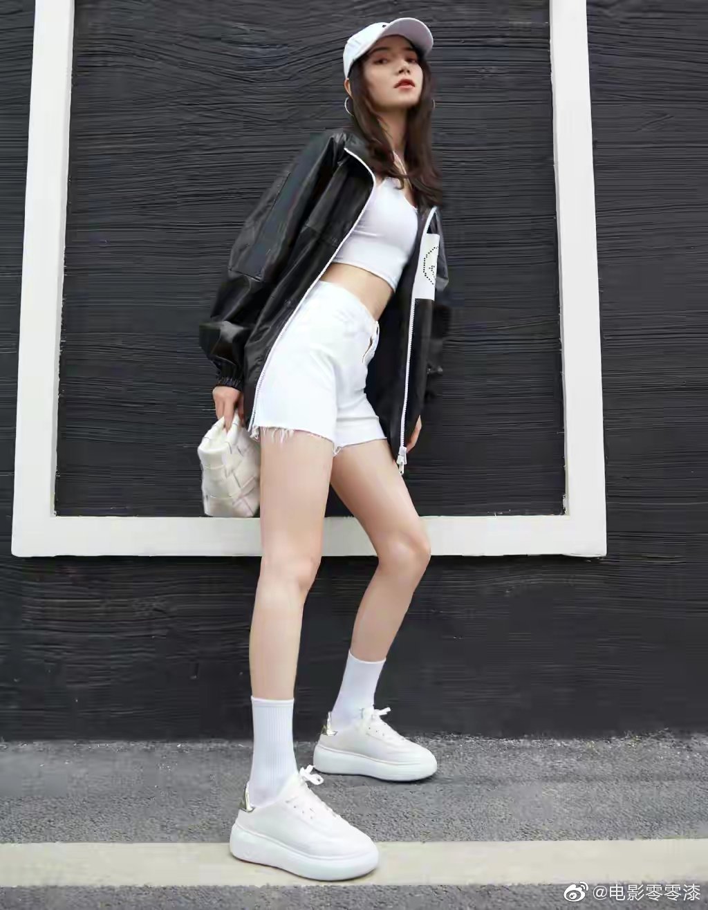 这次曝光一组写真照,代斯穿露脐装搭配短裤