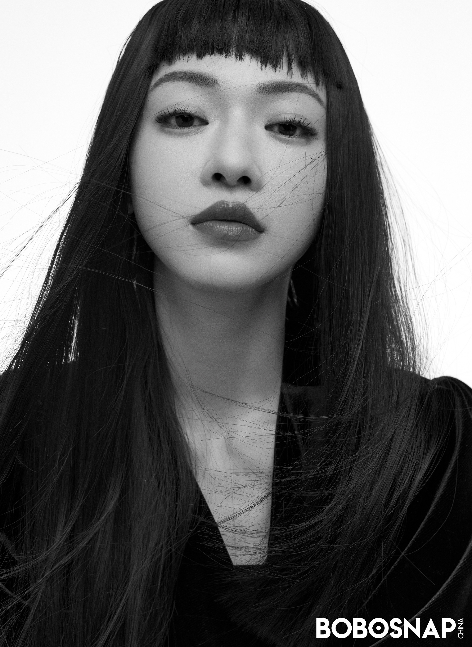 欢娱影视演员@吴谨言 《bobosnap》封面大片今日发布