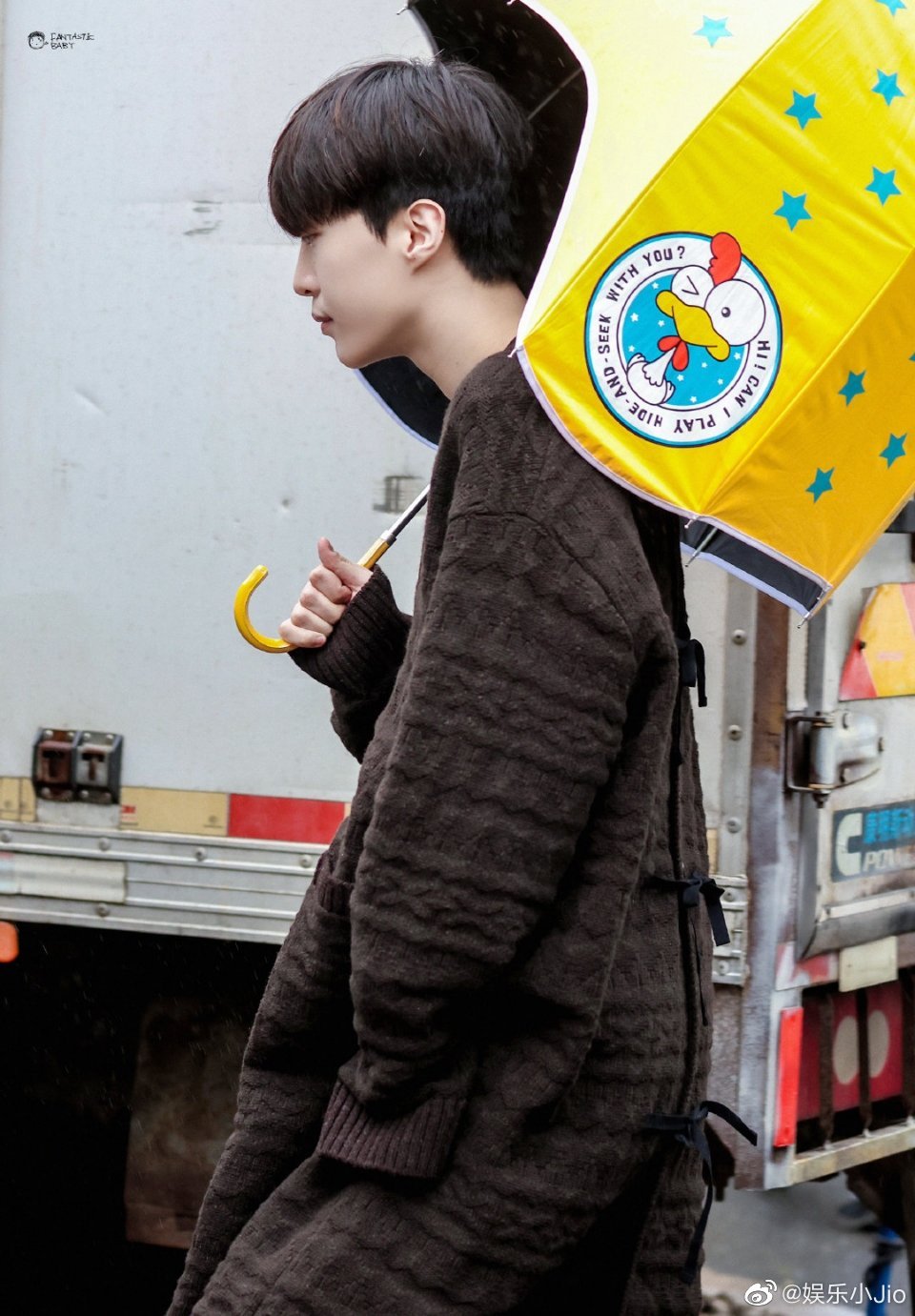 范丞丞上班图来了~范丞丞顺毛刘海 手里打着小黄鸡的伞太可爱了