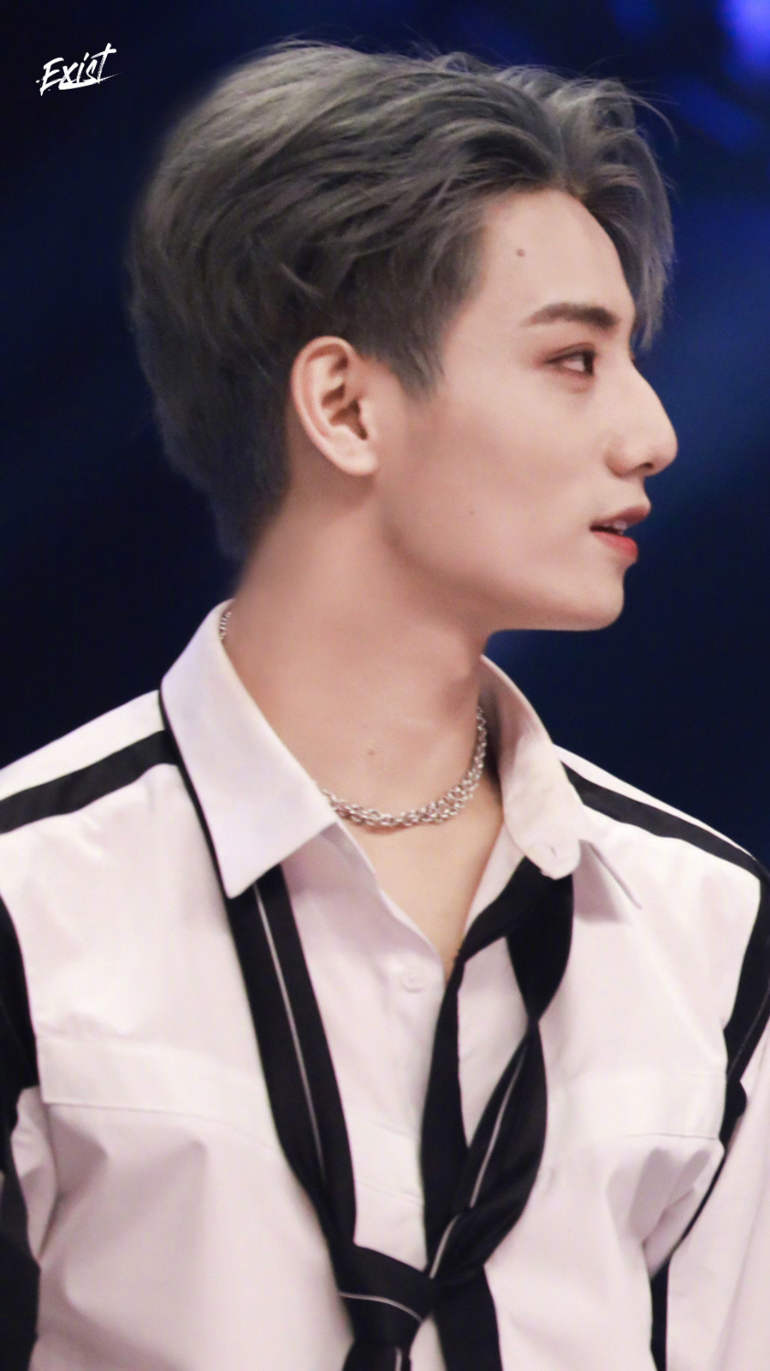 来看看李振宁的绝美侧颜深深侧脸真的太优越了,我哭@unine_李振宁