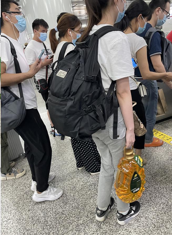 一片红!杭州出城大军已经大排长龙!地铁里全是大包小包,这样的中秋福利太幸福了休闲区蓝鸢梦想 - Www.slyday.coM 一片红!杭州出城大军已经大排长龙!地铁里全是大包小包,这样的中秋福利太幸福了休闲区蓝鸢梦想 - Www.slyday.coM