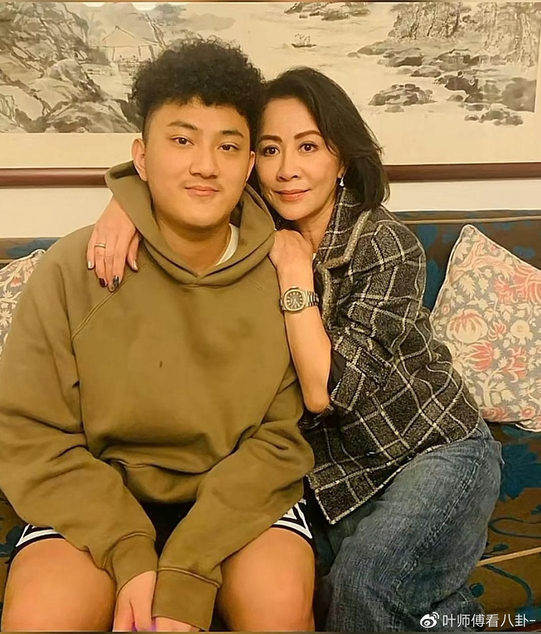 57岁刘嘉玲晒合照！紧搂世界冠军儿子同框，男方撞脸干儿子康康