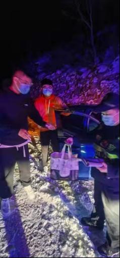 大年初一被困雪区 巩义民警夜间开展营救休闲区蓝鸢梦想 - Www.slyday.coM
