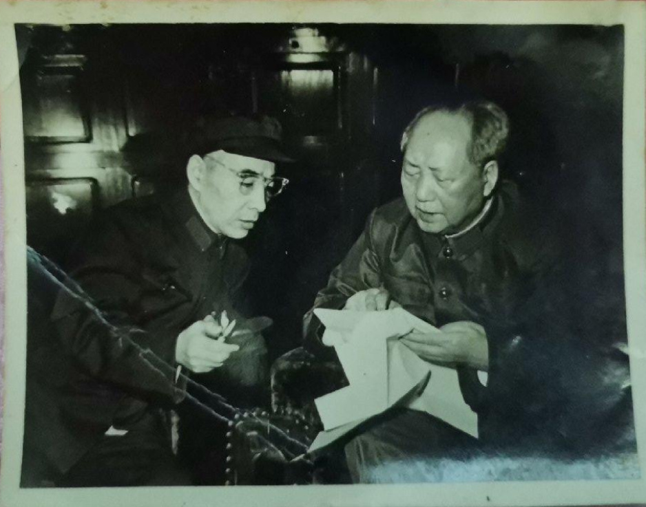 老照片:上世纪六七十年代主席和林帅合影,两人一前一后很亲密__财经头条
