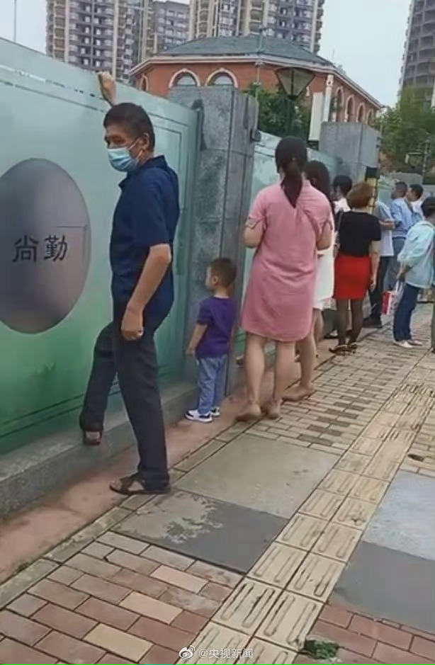 今天的校园围墙上，怎么“长”满了家长？休闲区蓝鸢梦想 - Www.slyday.coM