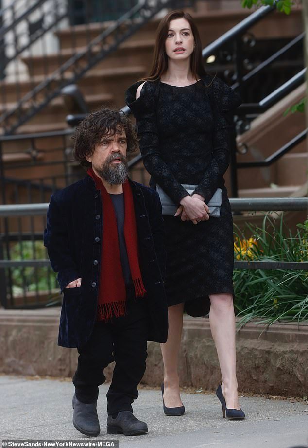 安妮海瑟薇与小恶魔彼特丁拉基在新片她来到我身边