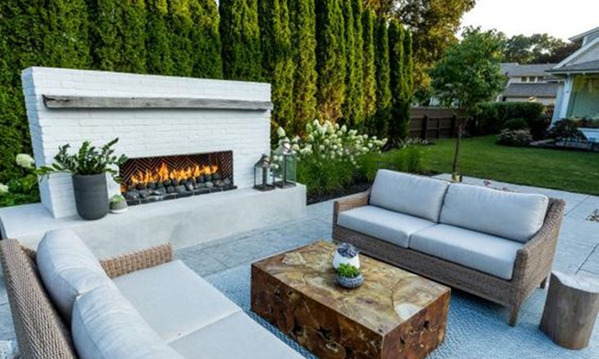 院子除了种花种树要是面积够大也要装个壁炉坐在院子里会客