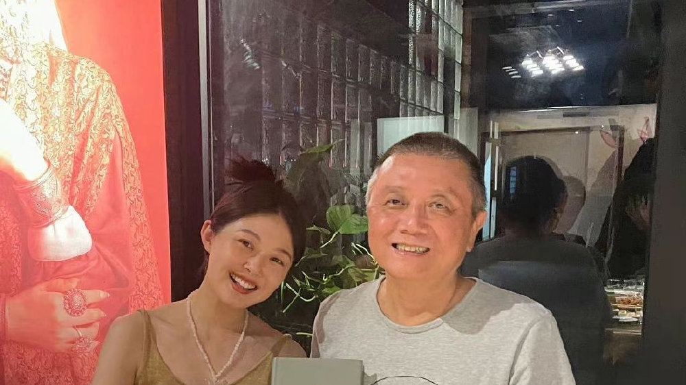 网红晚晚向老公炫耀王朔签名,追星有分寸,夫妻恩爱无隔阂|王朔|追星|签名_新浪新闻