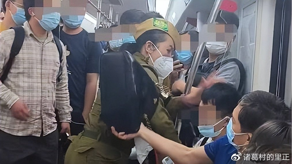广州小伙坐地铁被漂亮女子殴打,“幸福”总是来得这样突然?|女子|殴打|地铁_新浪新闻