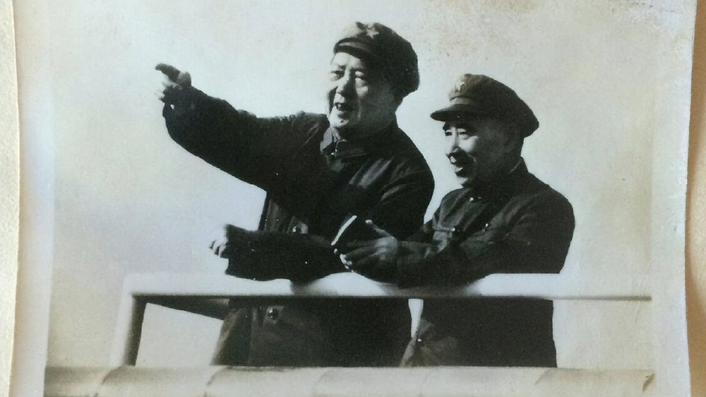 老照片:上世纪六七十年代主席和林帅合影,两人一前一后很亲密|林帅|两人|老照片|湘南|标志性_新浪新闻