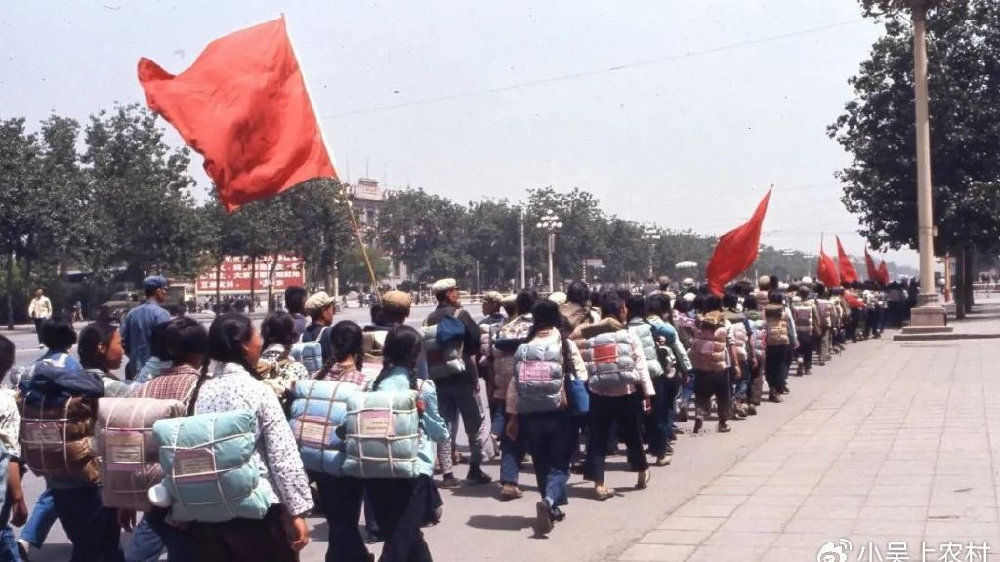 19张老照片:原来70年代是这样生活的?怀念那纯真美好的年代|时代|广告|激情|精神|物质_新浪新闻