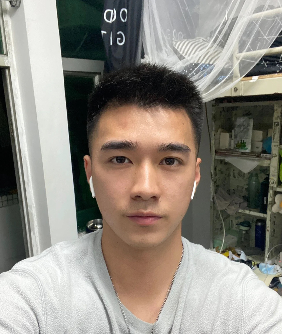 浓眉大眼的男生真的很帅.侧颜,长长的睫毛,看的人心都化了.