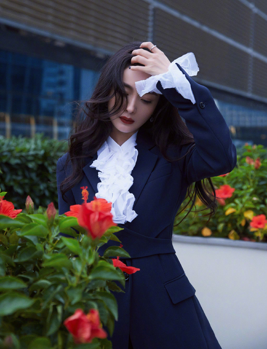 杨幂身着深蓝西装干练又不失优雅波浪卷发与红唇的搭配女人味十足