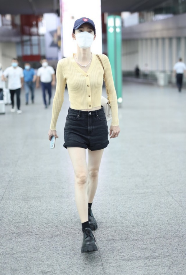 王丽坤真挺会穿的紧身上衣配短裤显出s型曲线身材也太a了