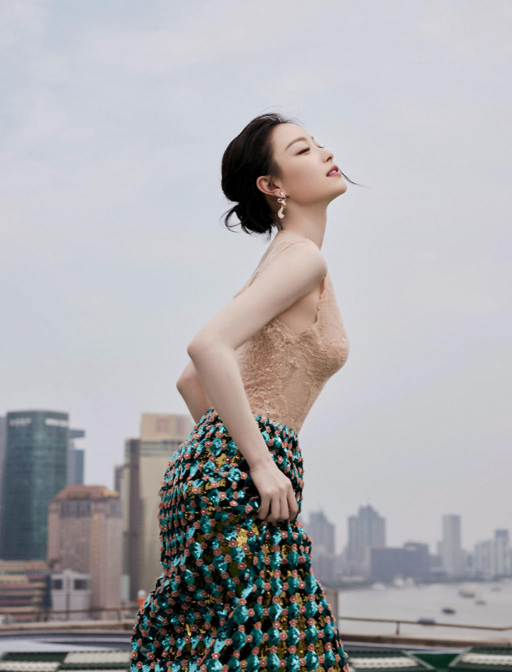 1 / 5  @倪妮v 上海电影节开幕红毯造型曝光,香槟色拼接菱格碎花长裙