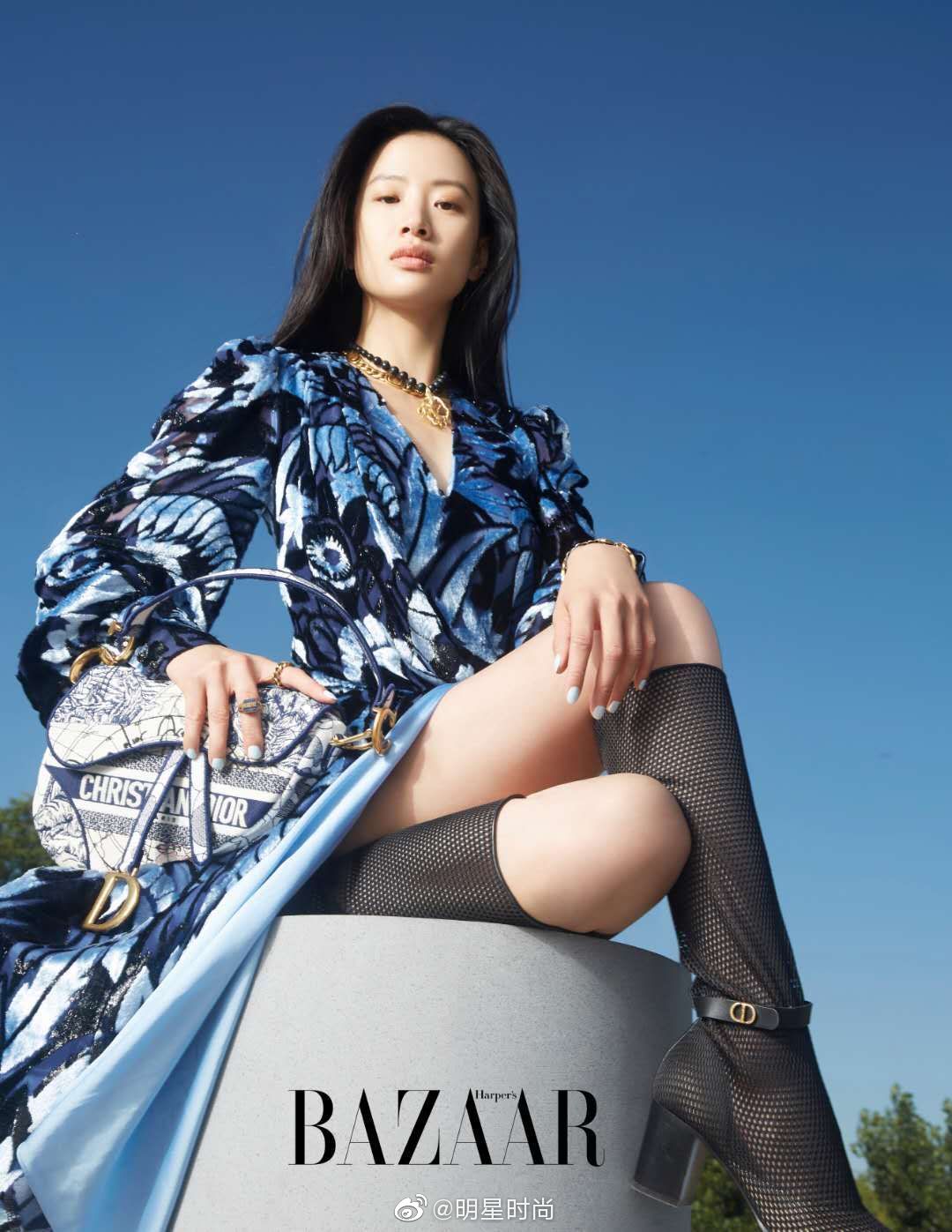 杨幂时尚芭莎5月刊封面，高跟大长腿满满少女感_头条_身材_图集
