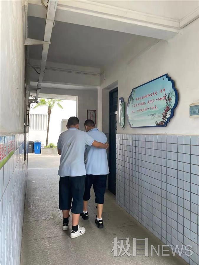 为了他，新学期教室设在一楼不变休闲区蓝鸢梦想 - Www.slyday.coM