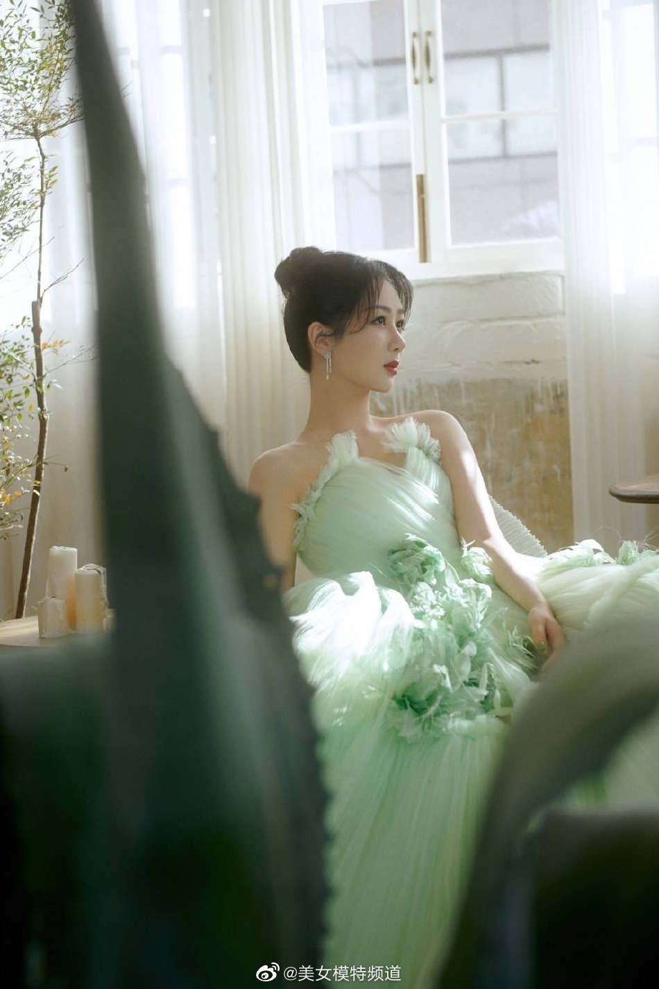 杨紫漫游绿野丛丛倩影灵动逆光侧颜精致氛围感十足