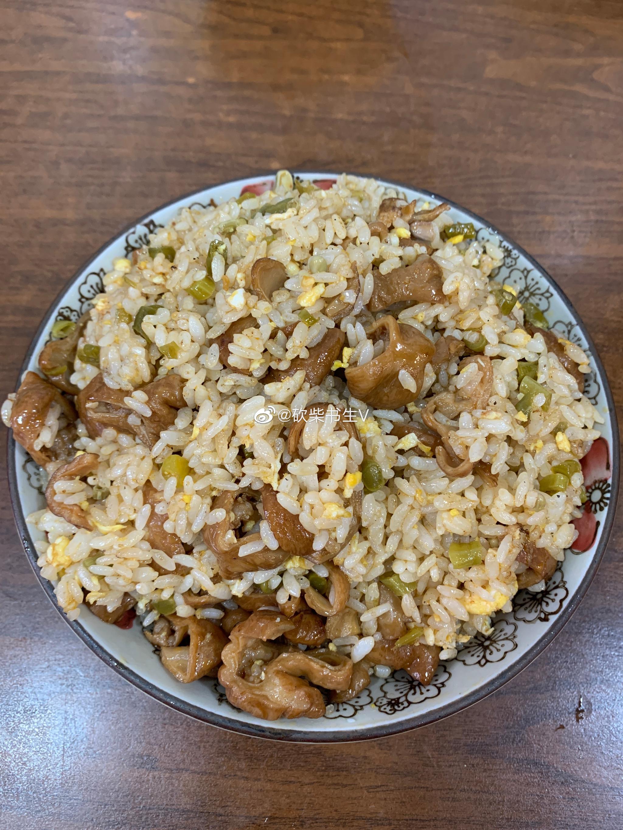 中午在南京简单吃一点,就是蛋炒饭加点肥肠,价格不低,42块钱一碗_高清