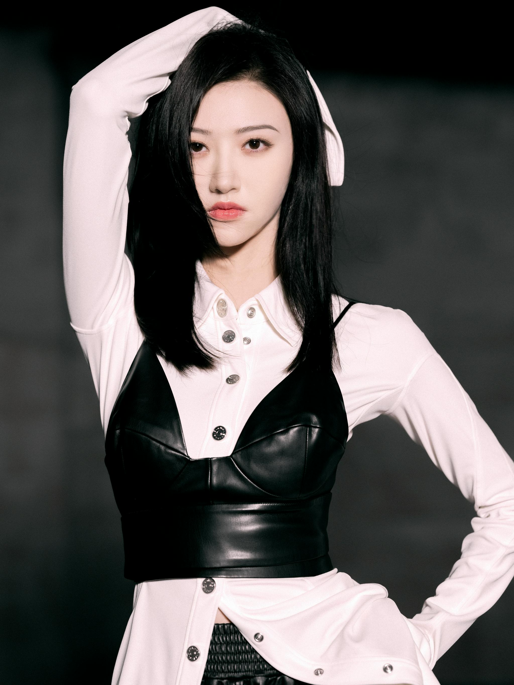 最新造型来啦,长款衬衣外搭皮吊带,酷飒的黑白造型