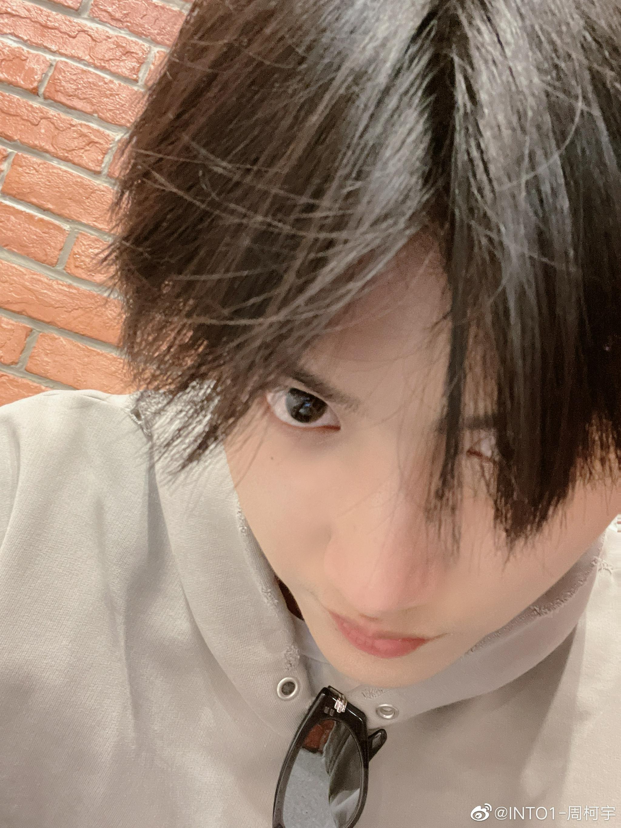 周柯宇更新黑发怼脸自拍 又黑又顺的帅气自拍