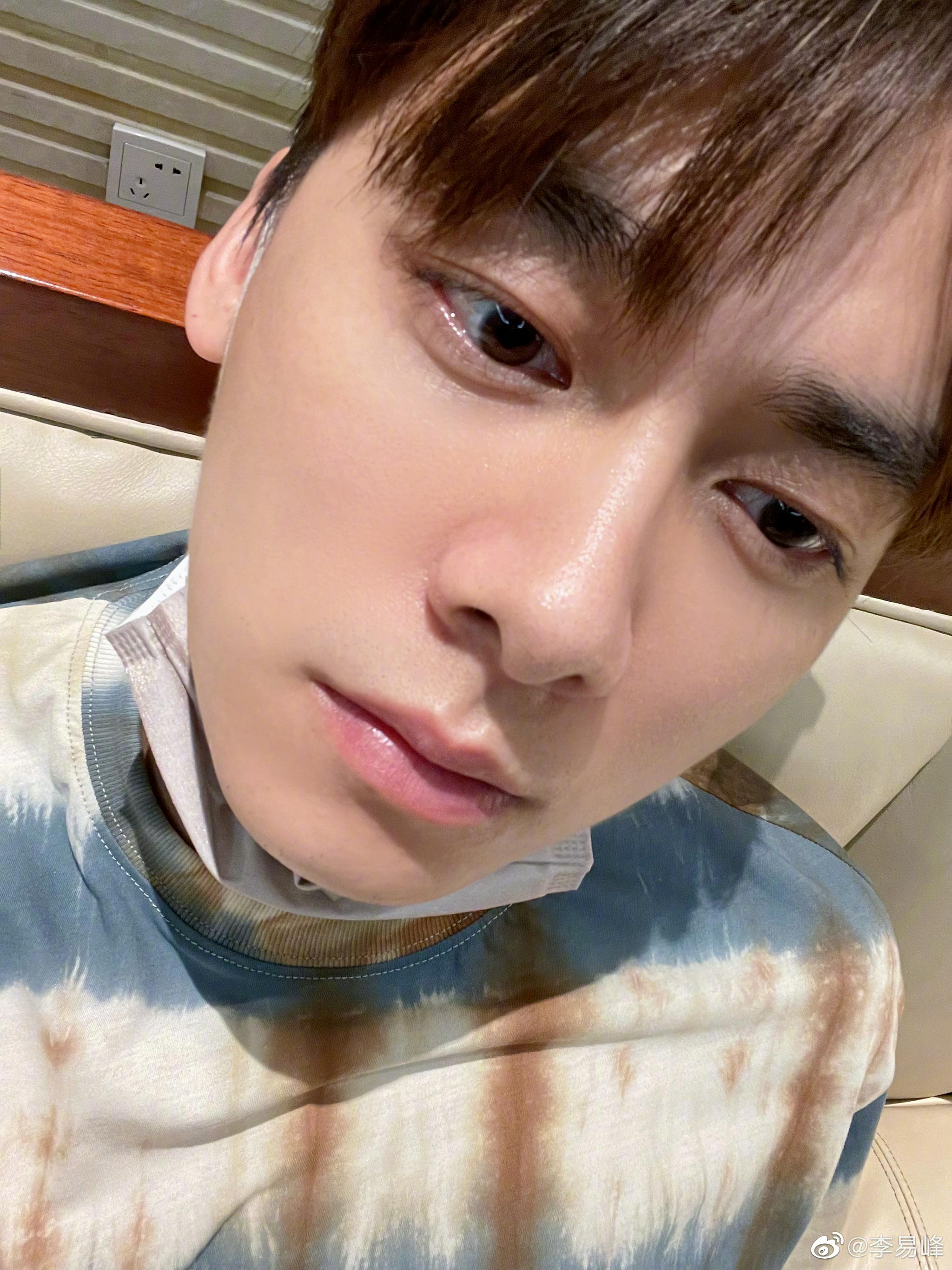 李易峰晒口罩怼脸自拍,帅哥果然是不挑角度的