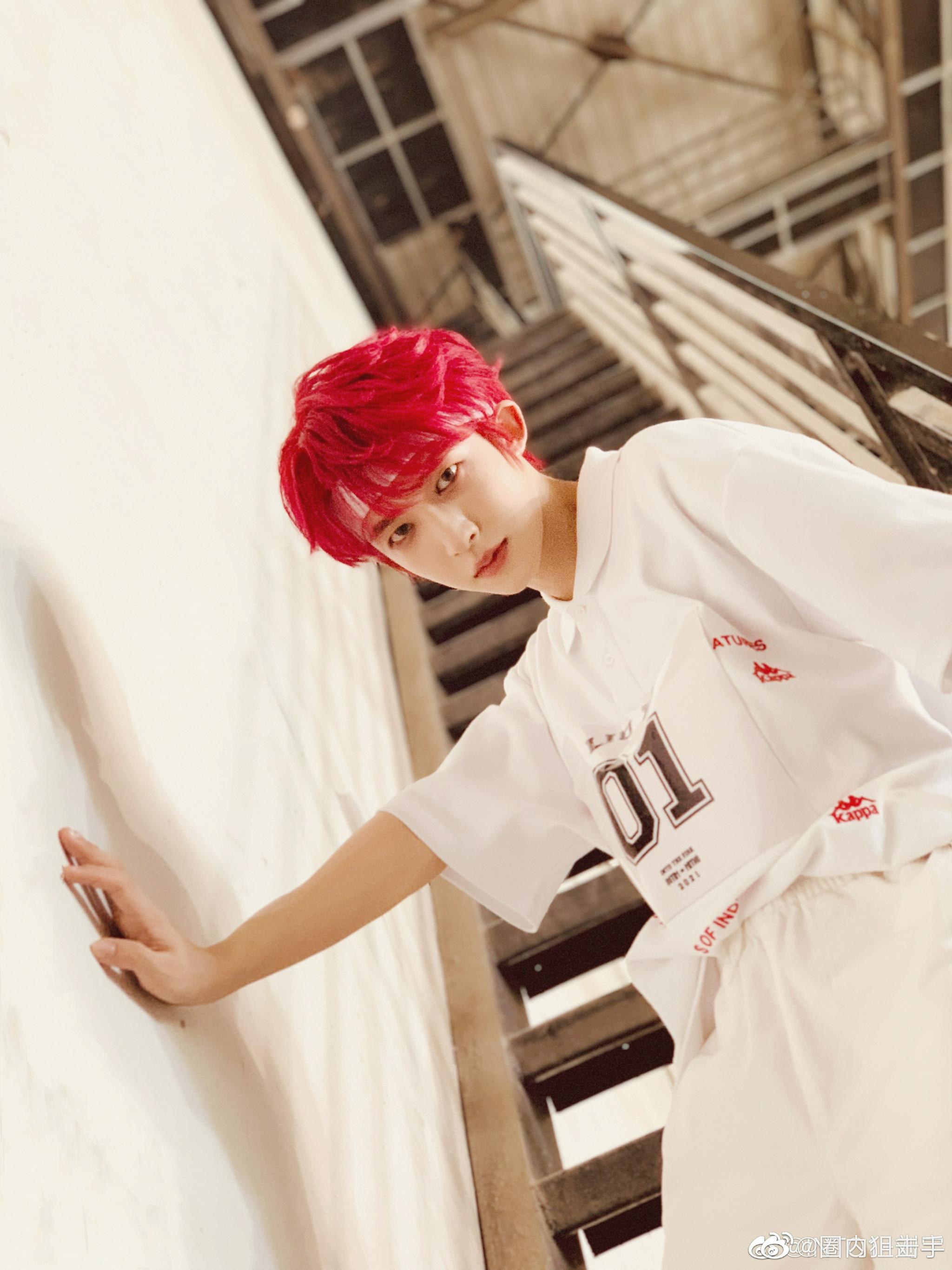 刘宇微博晒出十八宫格红发照片红发的刘宇莫名的很性感啊