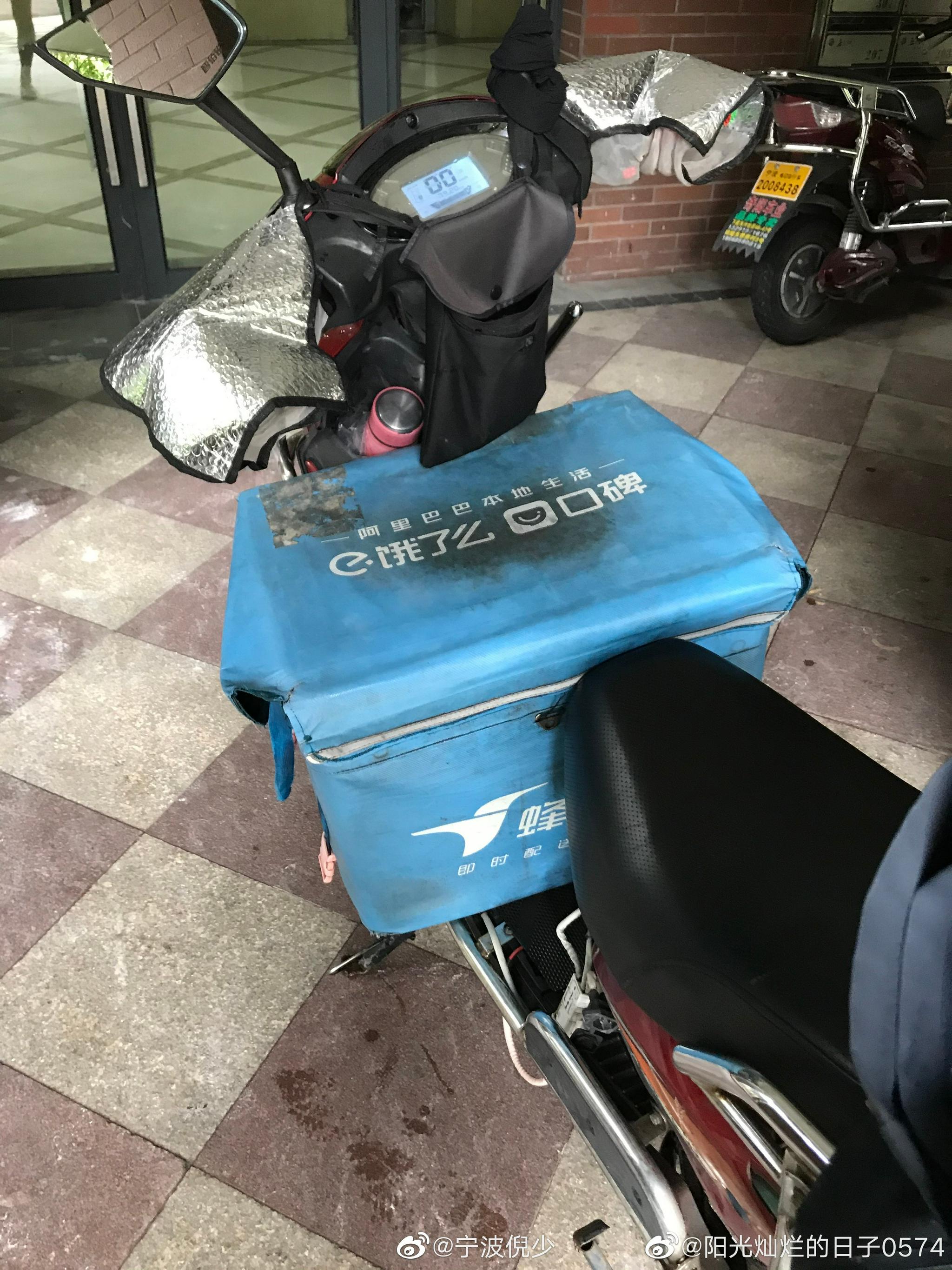 宁波饿了么外卖员暴力开门