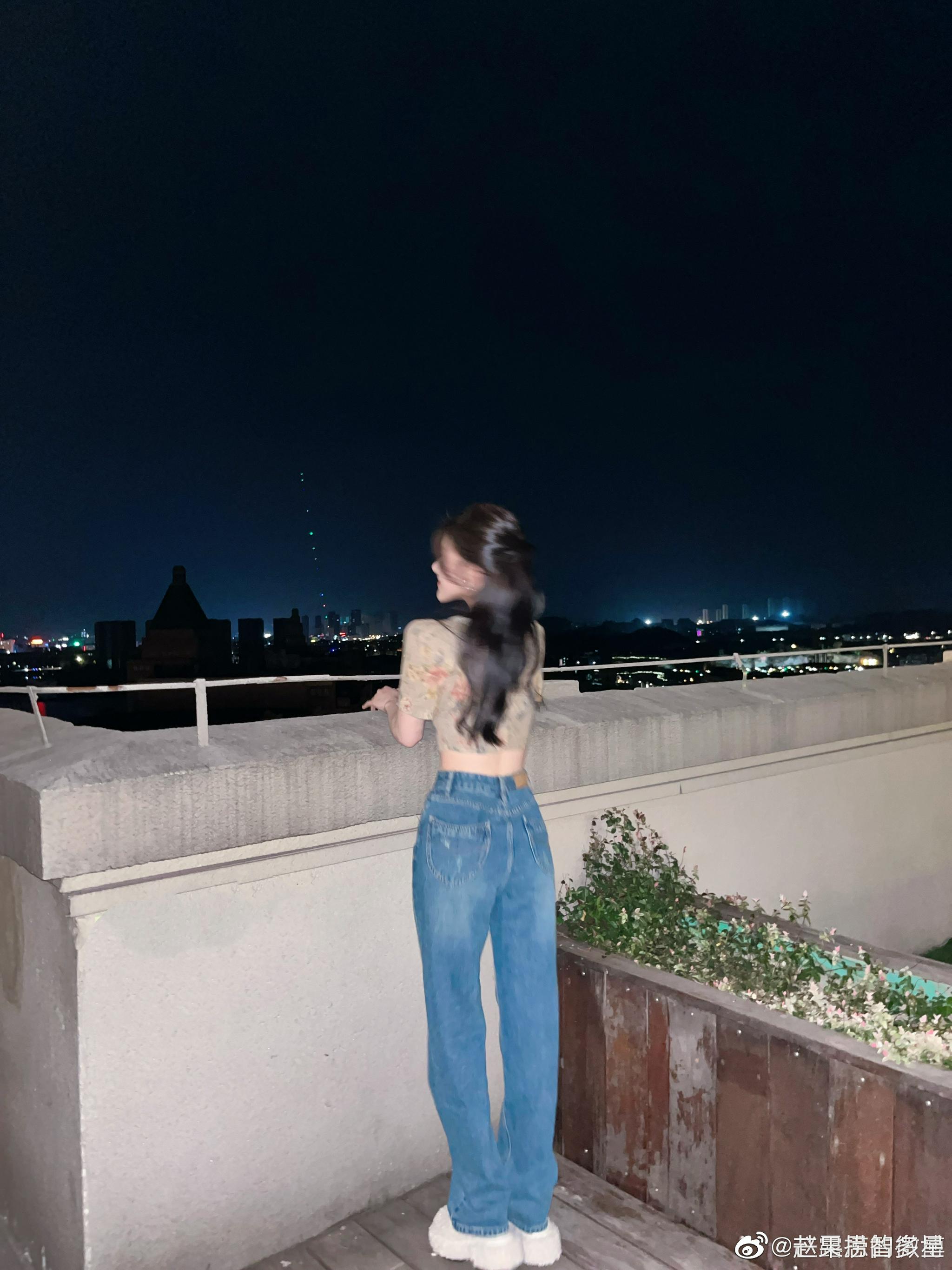 赵露思晒收工胶片风随拍,看到隐隐约约的马甲线还有这个腰羡慕了