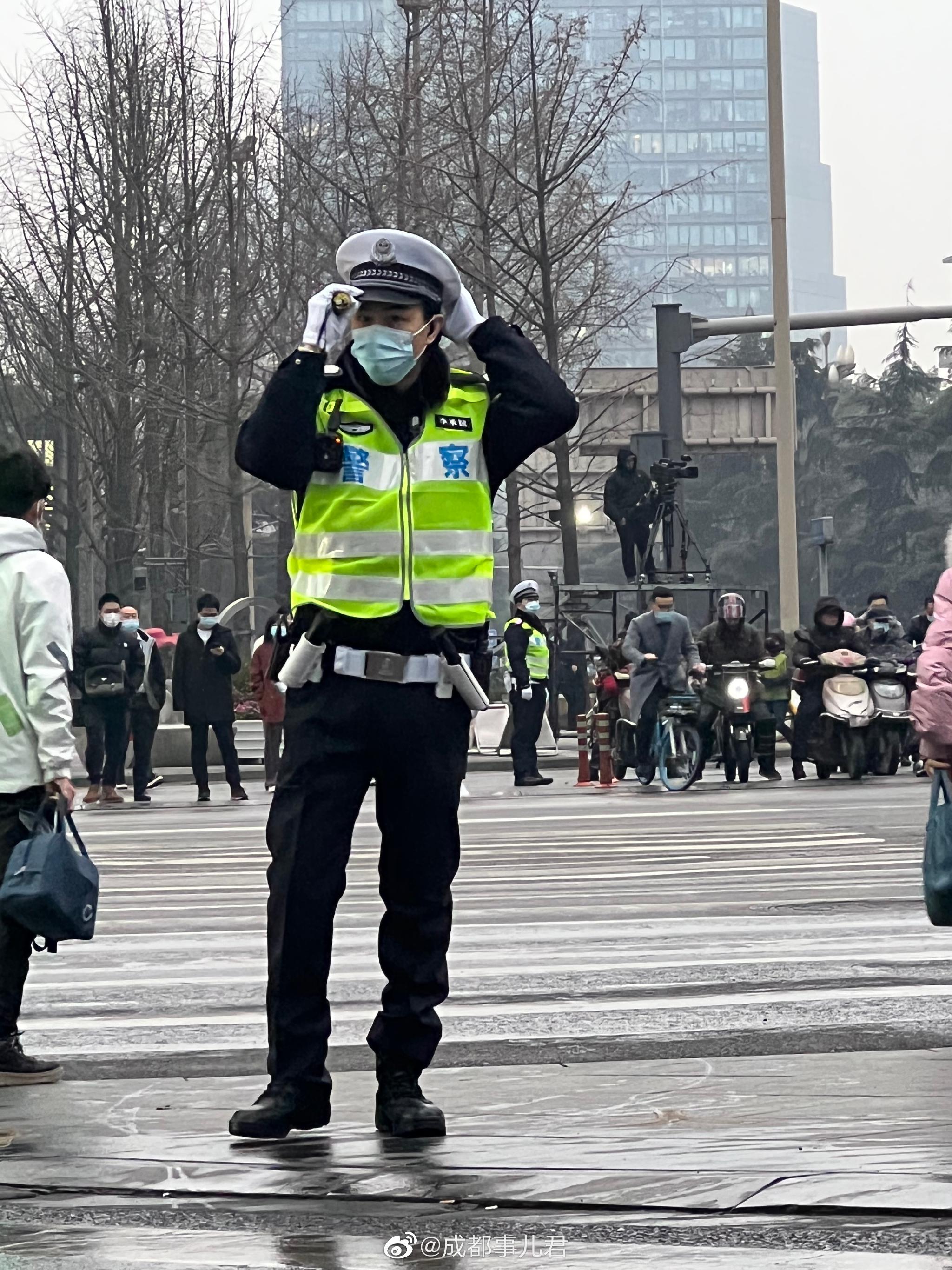 近日成都交警队新来一批高颜值警官呐