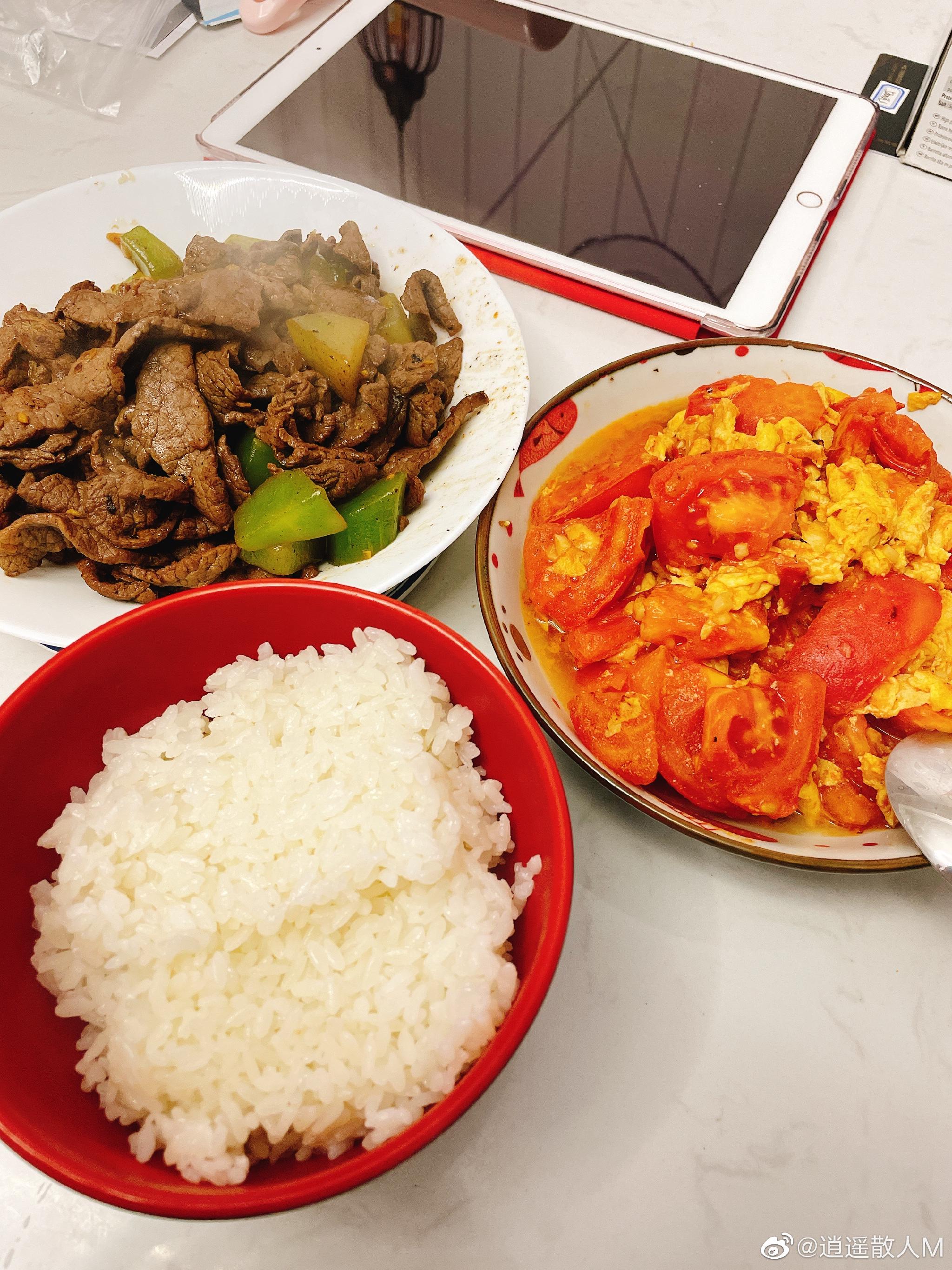 今日晚餐莴笋牛肉西红柿鸡蛋许久不见的纯炒菜了