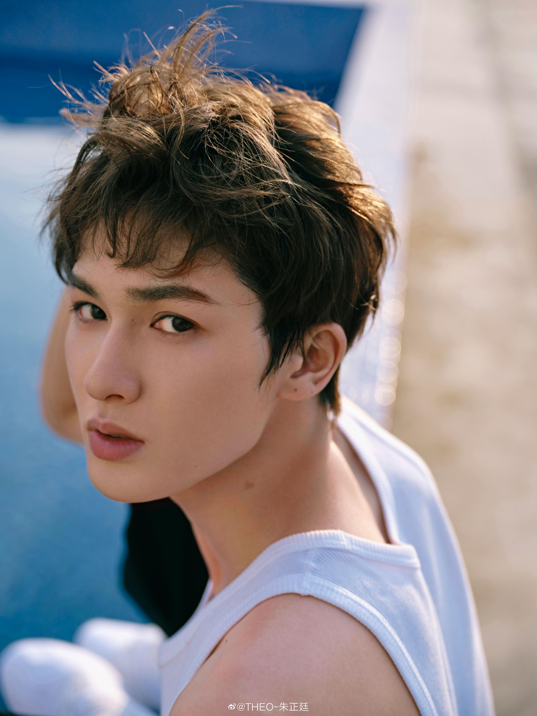 朱正廷夏日午后泳池大片 夏日里的清爽少年