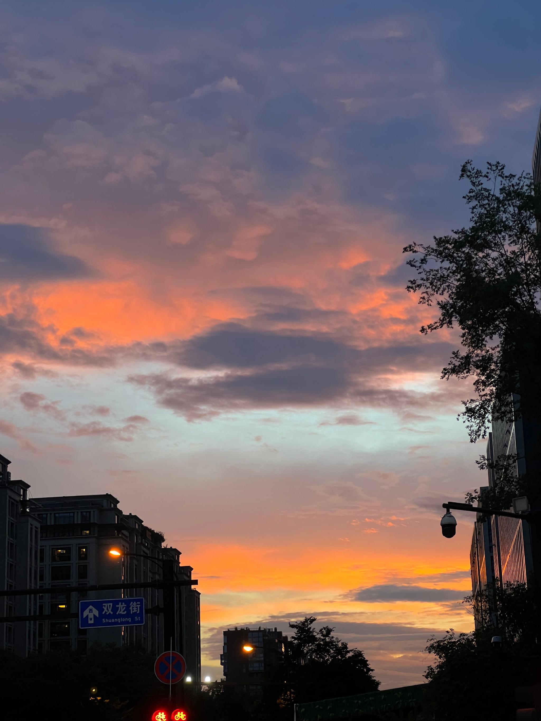 夏天傍晚的天空真的很好看呢,你那里也是吗?