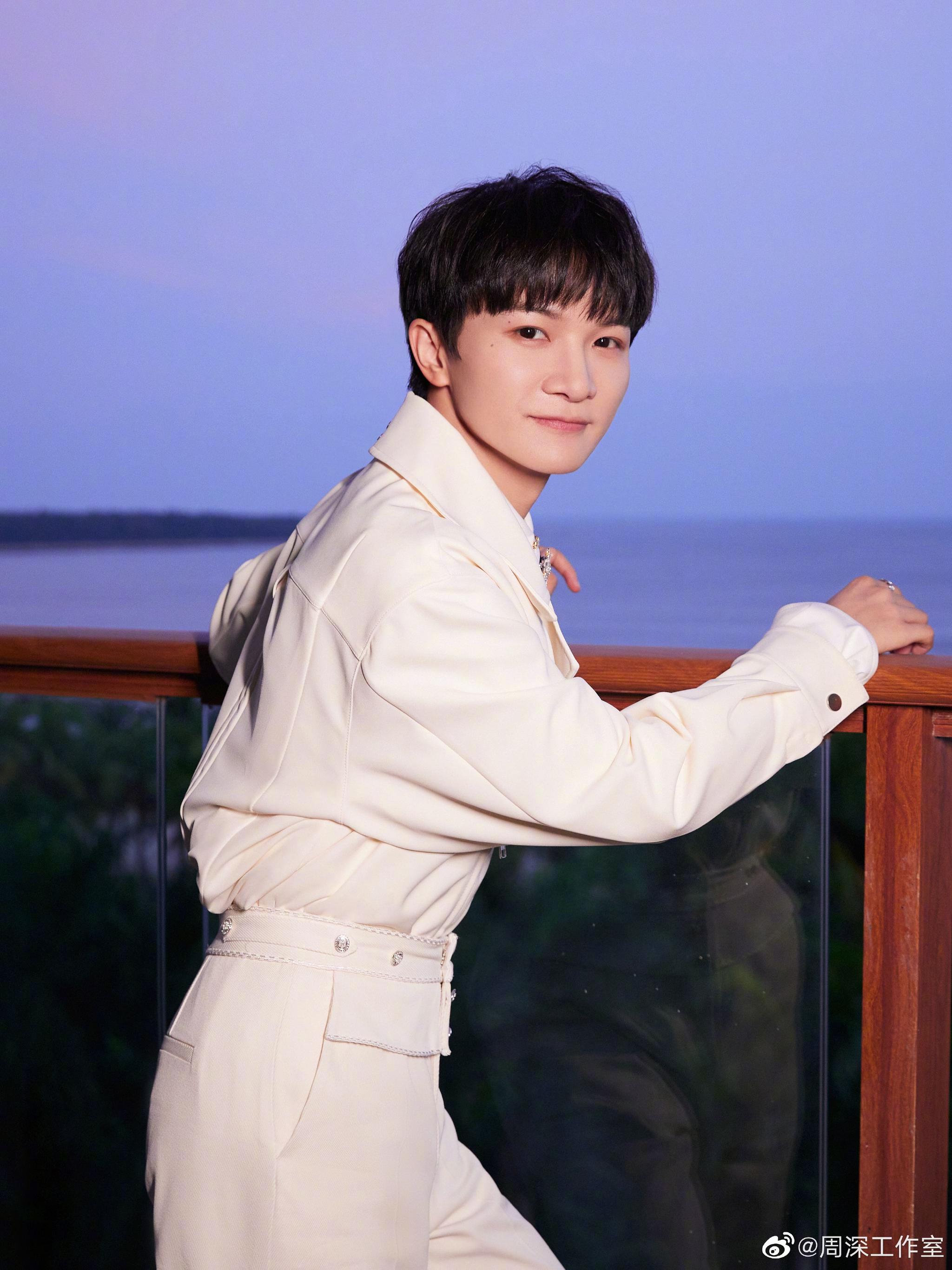 周深"逐梦苍穹·飞天30年"文艺汇演造型照