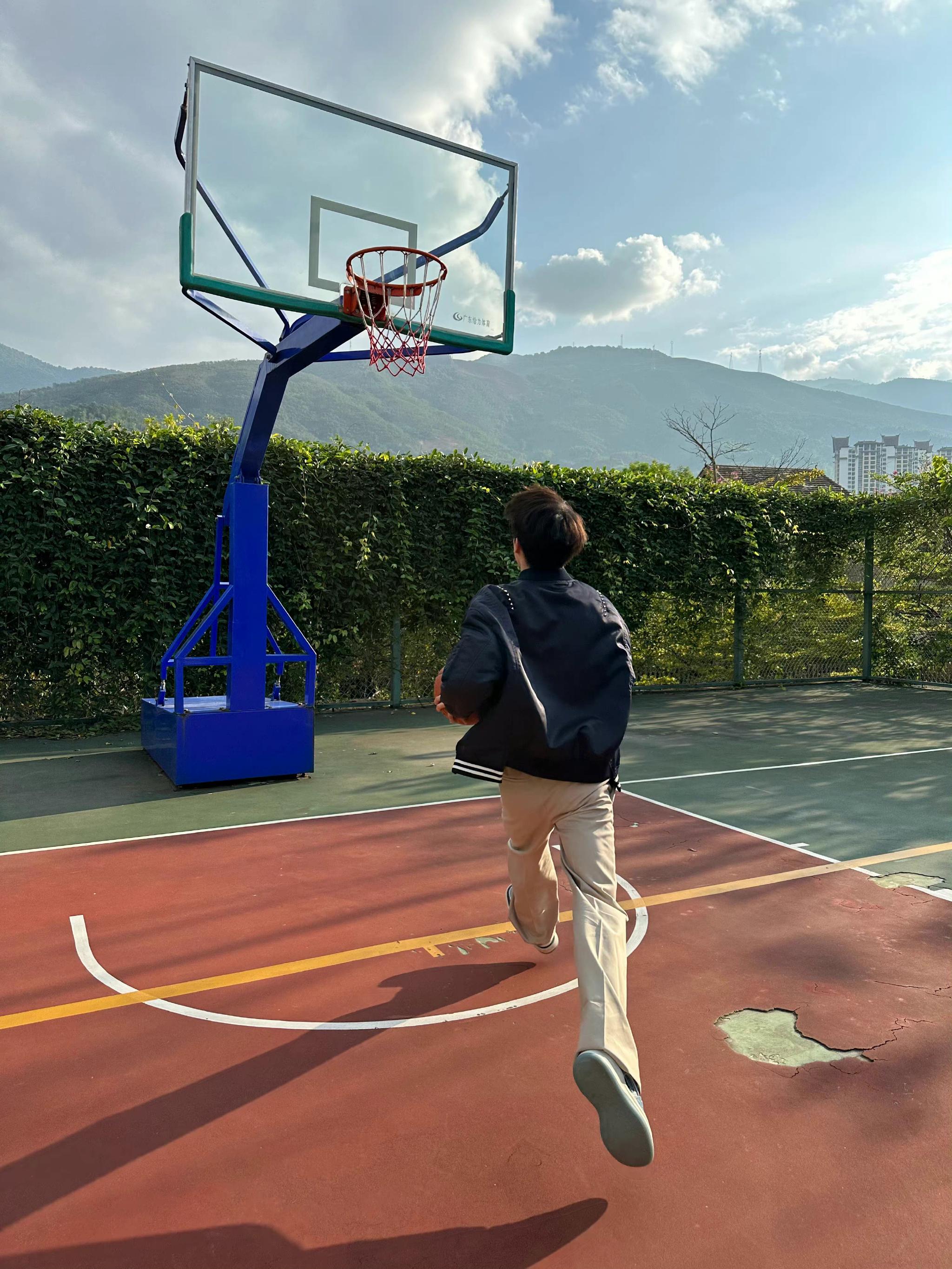 大长腿小船上线!阳光下的帅气少年__财经头条